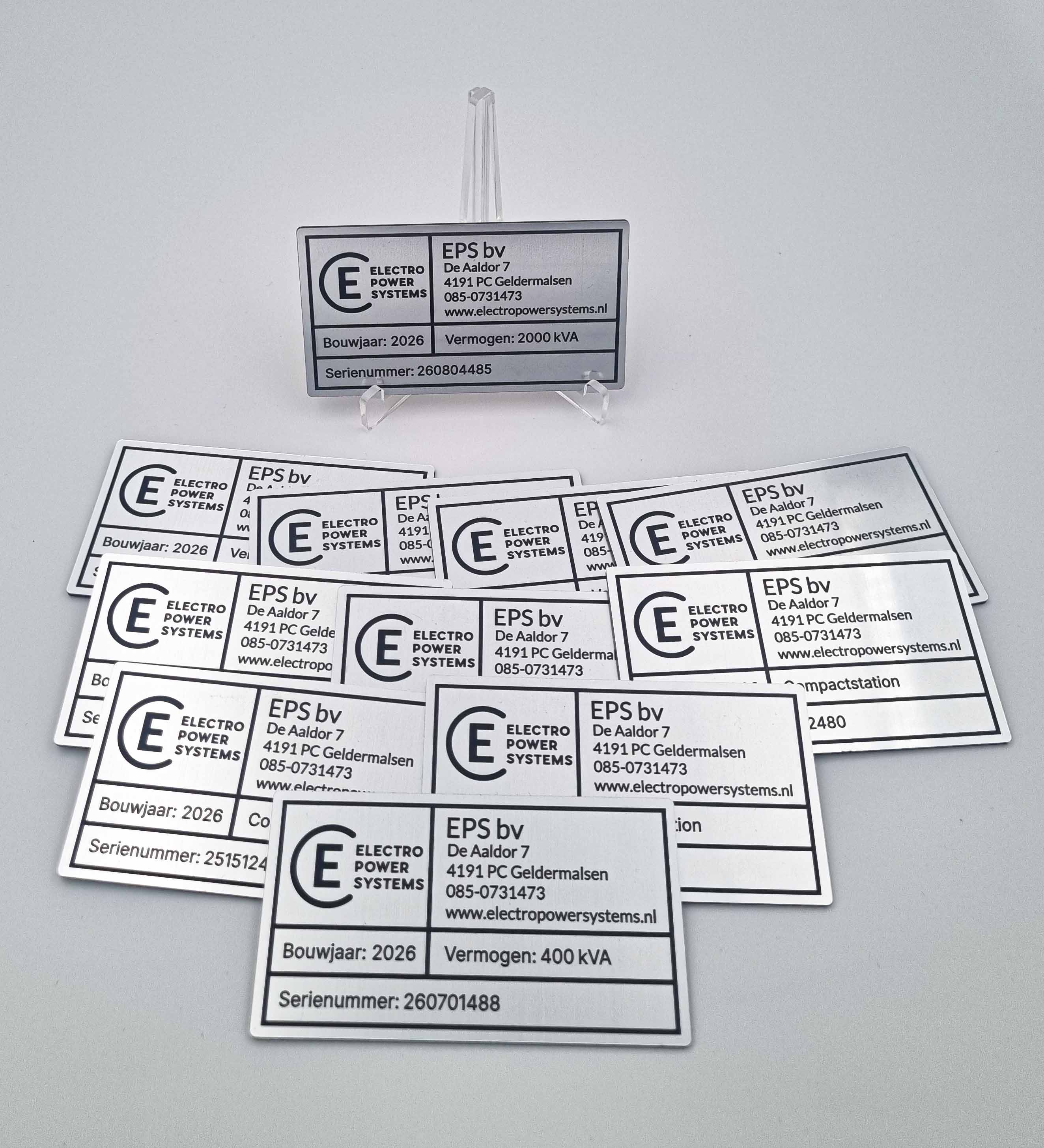 Aluminium typeplaten voor EPS bv — laser-gegraveerd met logo, adres, serienummer en vermogen