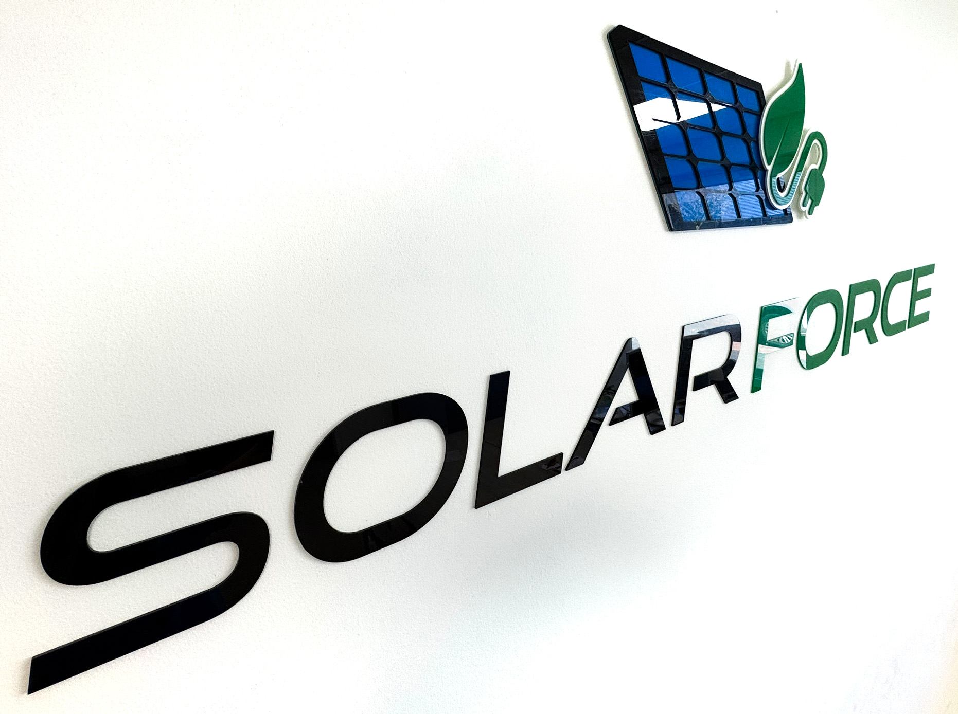 Lasergesneden acryl naambord SolarForce — 3D wandlogo met gekleurde letters en logo
