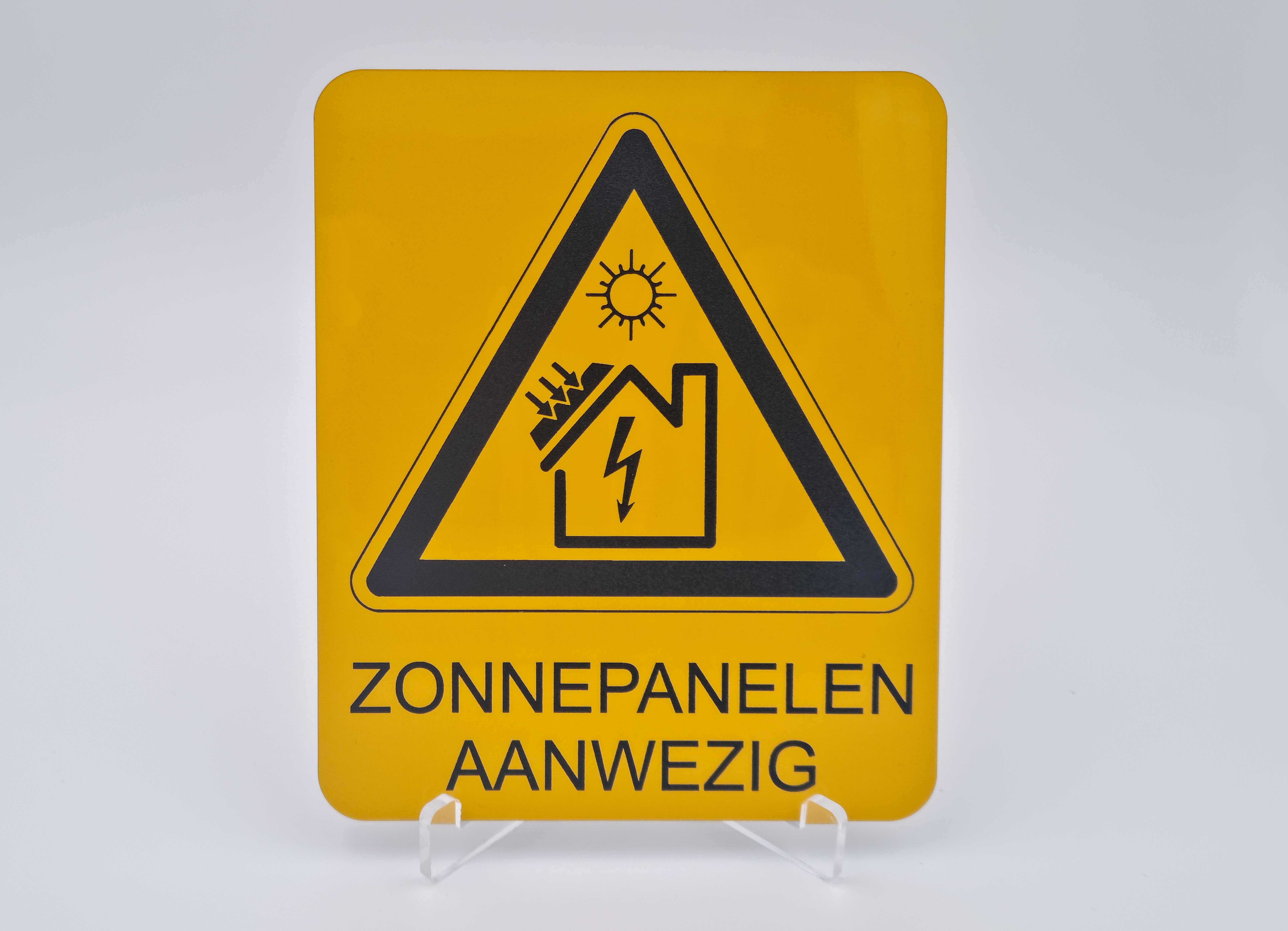 Waarschuwingsbord Zonnepanelen Aanwezig — gelasergraveerd op geel ABS laminaat